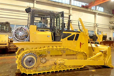 世界上第一臺(tái)燃?xì)庑吐膸酵仆翙C(jī)——SD20-5（LNG）在研究總院新產(chǎn)品試制中心下線。SD20-5（LNG）履帶式推土機(jī)是公司順應(yīng)行業(yè)發(fā)展趨勢開發(fā)的一款節(jié)能、環(huán)保產(chǎn)品，整機(jī)采用天然氣專用發(fā)動(dòng)機(jī)，燃燒后無積炭，滿足stageIIIA排放，壽命更長，維修頻率更低。