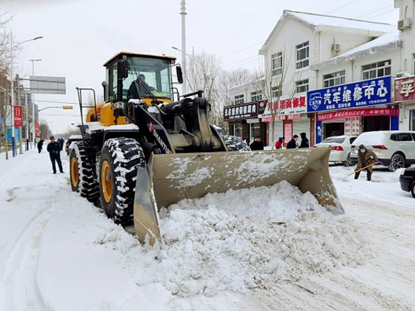 除雪保暢，山推鐵肩道義勇擔重任！