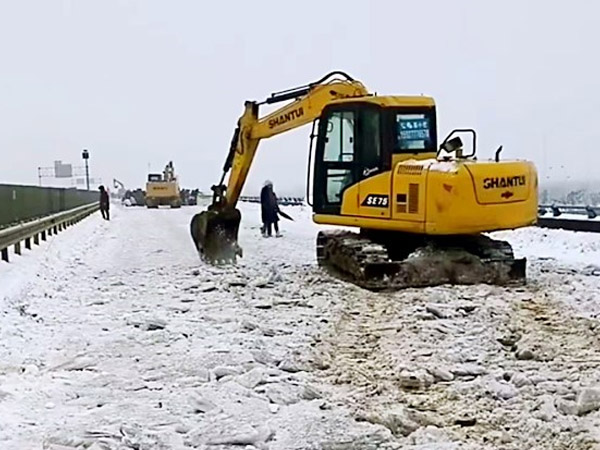 除雪保暢，山推鐵肩道義勇擔重任！