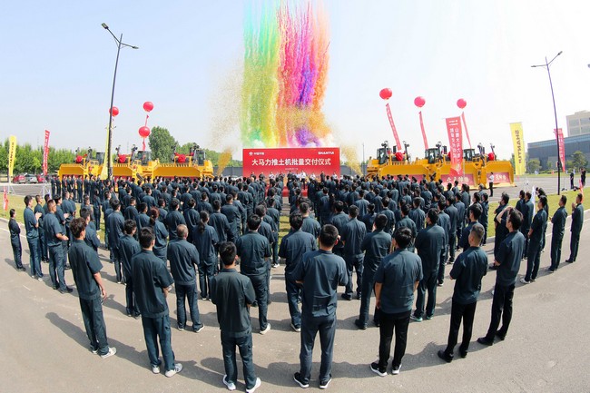 5月17日，山推向中煤平朔集團(tuán)一次性交付六臺(tái)中國最大馬力推土機(jī)。